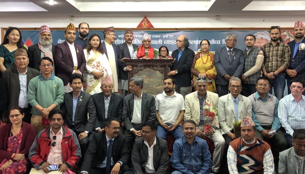 बरिष्ठ कलाकार दुर्गा बराल ‘वात्स्यायन’ को पोखरामा भव्य अभिनन्दन