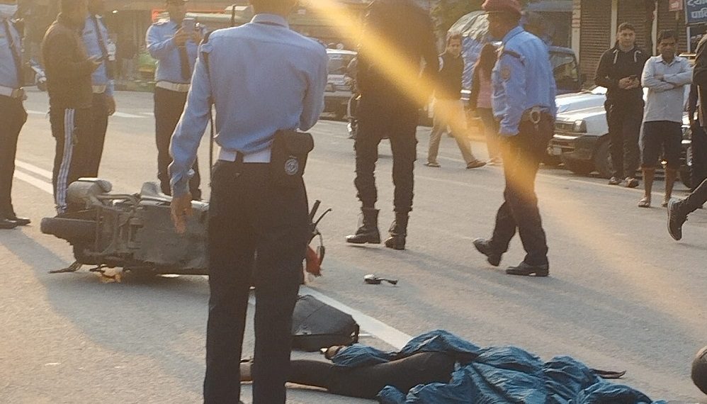 पोखराको चिप्लेढुंगामा बसको ठक्करबाट युवतीकाे मृत्यु