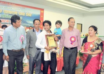 युवा पत्रकार रञ्जन अधिकारी ‘यातायात पत्रकारिता पुरस्कार २०७३’ बाट सम्मानित