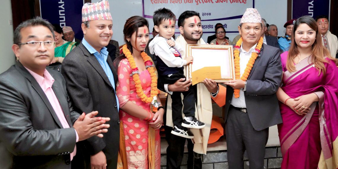 युवा पत्रकार रञ्जन अधिकारी ‘यातायात पत्रकारिता पुरस्कार २०७३’ बाट सम्मानित