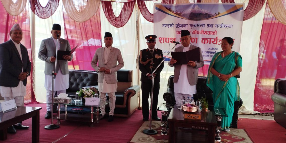 मुख्यमन्त्री पाण्डेको सपथ, माओवादीबाट सुशीला र कांग्रेसबाट सरस्वती मन्त्री