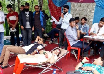 दोहोरो धर्मः मन्दिरमा पूजाआराधाना, गेटमा रक्तदान