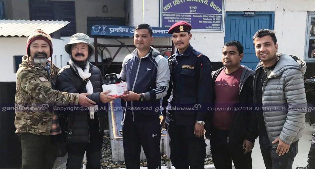 ट्याक्सी चालकले छुटेको सामान नबुझाएपछि कोरियन पर्यटक हैरान, बैदाम प्रहरीको कामप्रति सन्तुष्ट