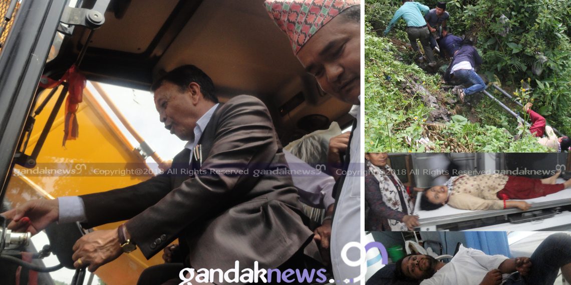 पोखरामा मेयरले डोजर चलाउँदा पत्रकार सहित पाँच जना खोलामा खसे