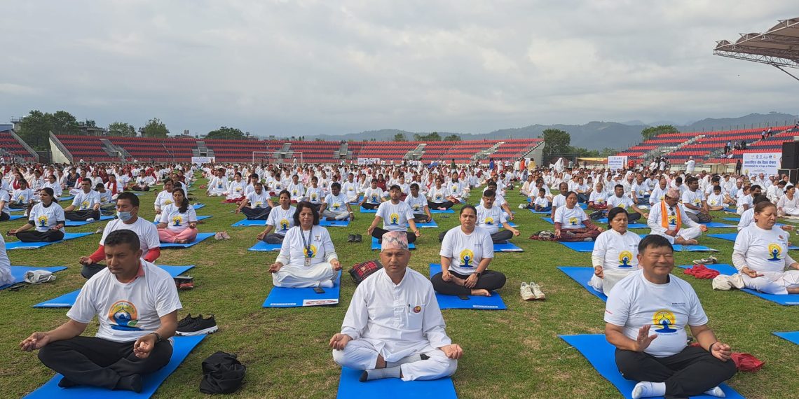 याेग दिवसमा भारतीय दुतावासको पोखरामा योगाभ्यास
