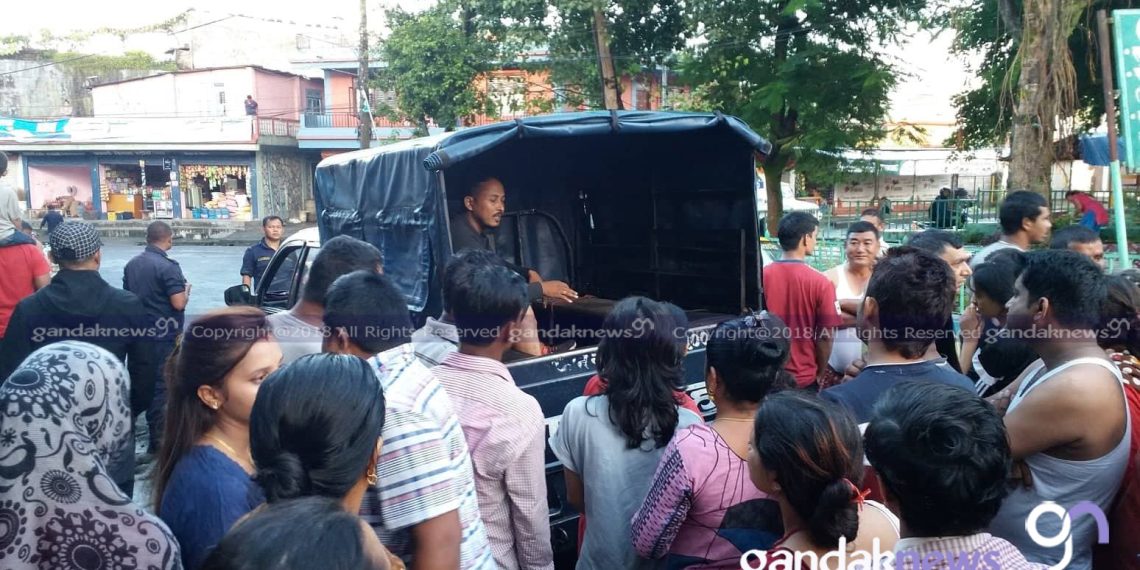 पोखरा शिवालयचोकमा फिल्मी शैलीमा चोरी, चोर भनेका व्यक्ति नै ‘प्रहरी’ !