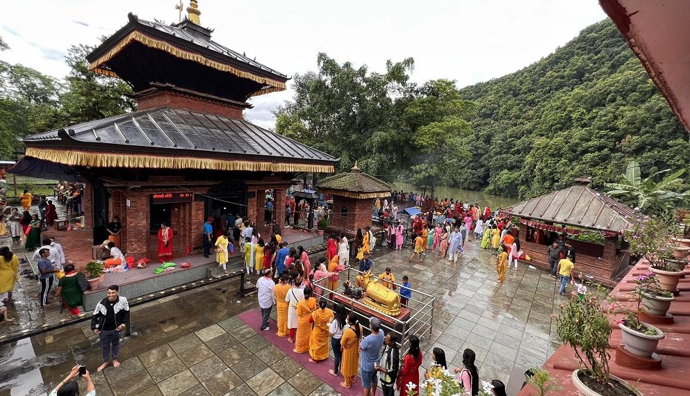 साउने सोमबारमा शिवालयमा शिवभक्त [फोटो फिचर]