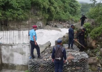 पोखरामा घुमुवा प्रहरीले लखेटेपछि सन्तोष नदिमा हाम्फाले, ३ जना ड्रग्स केसमा समातिए