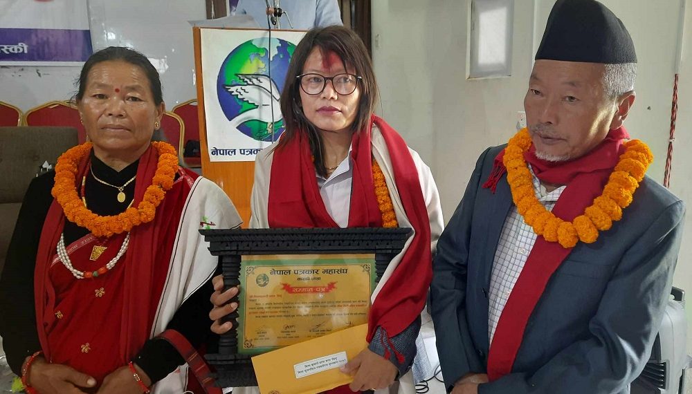 पत्रकार बिनुलाई ‘मीना सिर्जनशील समावेशी पत्रकारिता पुरस्कार २०७९’