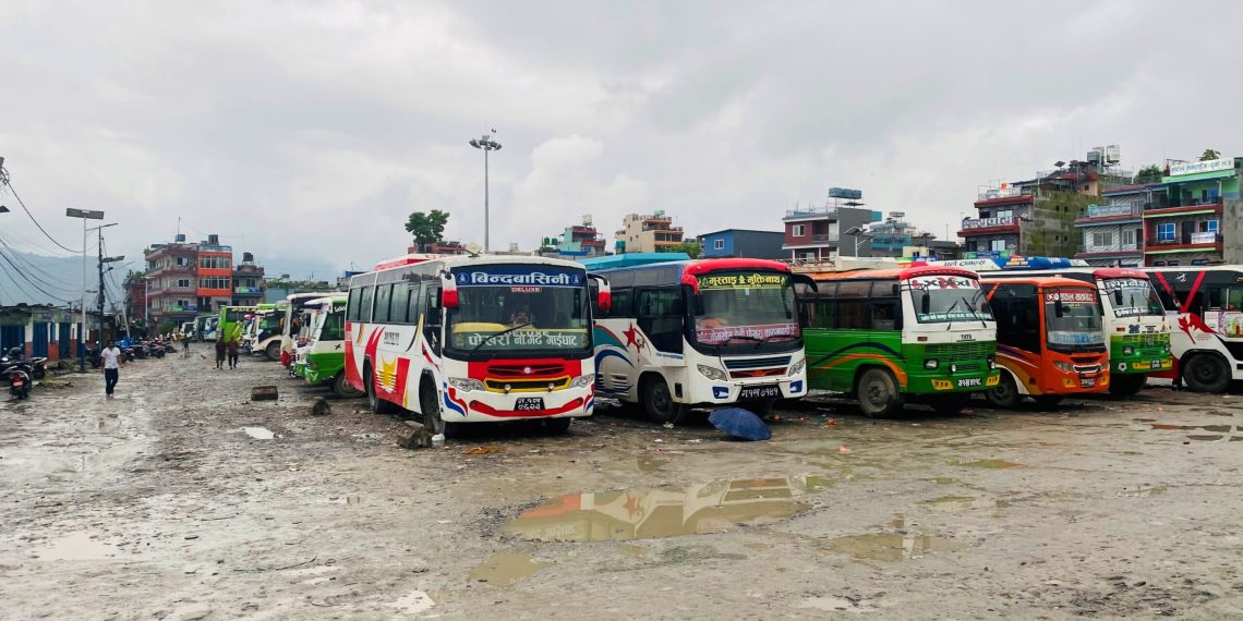 व्यवस्थित बसपार्कको पर्खाइमा पोखरा