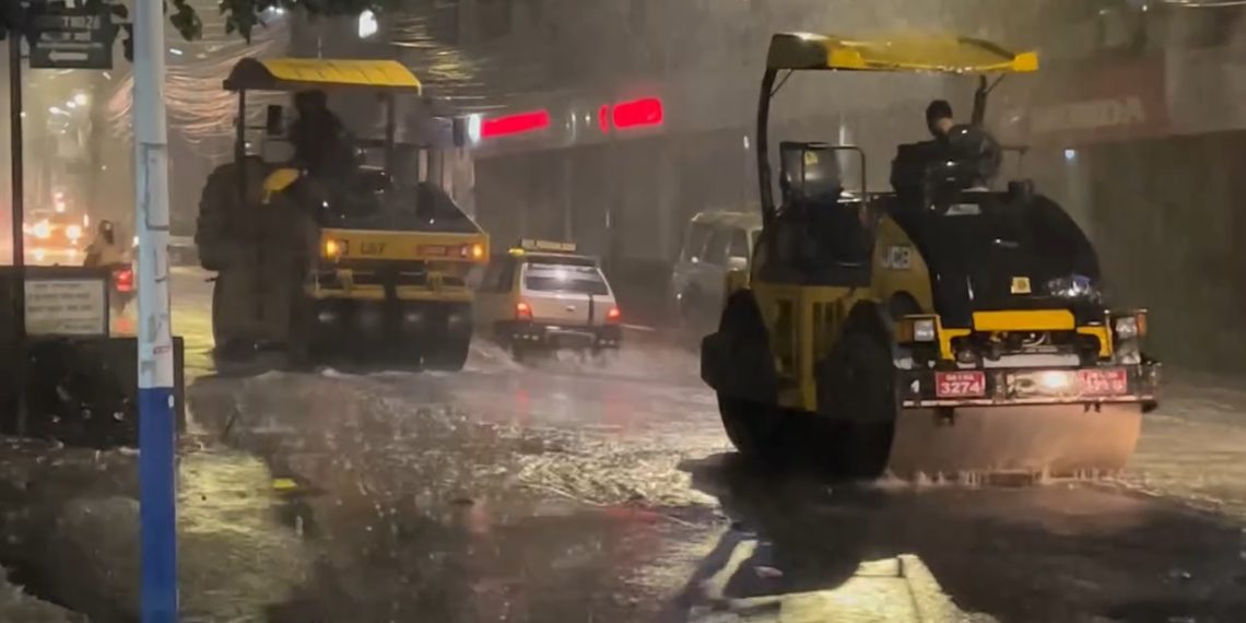 पोखरामा अविरल पानी परिरह्यो, अस्फाल्ट पिच भइरह्यो [भिडियो]