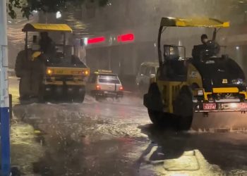 पोखरामा अविरल पानी परिरह्यो, अस्फाल्ट पिच भइरह्यो [भिडियो]