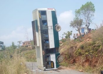 पोखरामा घुम्ती काट्न नसकेर दुई बल्ड्याङ पल्टेपछि सडकमै ठडियो बस