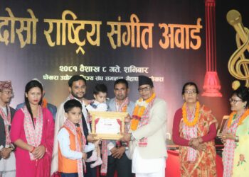 सम्पादक अधिकारी दोस्रो राष्ट्रिय संगीत अवार्ड समारोहमा सम्मानित