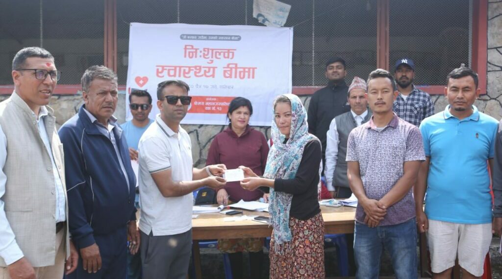 ‘जो बस्छन् गाउँमा, उसैको स्वास्थ्य बीमा’