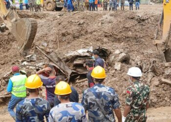 झ्याप्ले खोला पहिरो [अपडेट]: ३ बसमा सवार ३५ जनाको शव निकालियो