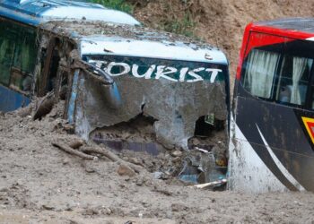 धादिङको झ्याप्लेखोला पहिरोमा बससँगै पुरिएका १४ शव निकालिए