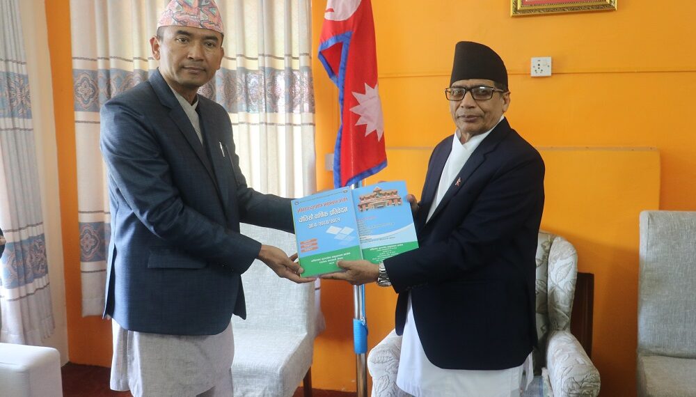 गण्डकी प्रदेश प्रमुख भट्ट समक्ष अख्तियारको प्रतिवेदन पेश