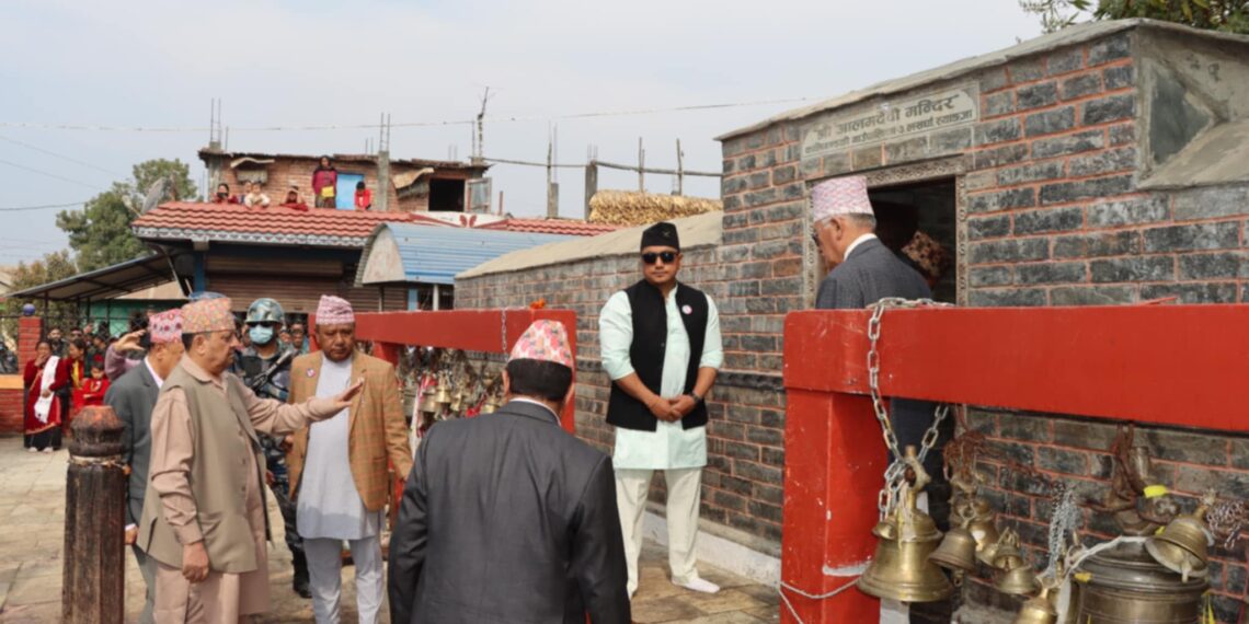 पूर्व राजा ज्ञानेन्द्रले गरे कुल मन्दिरको दर्शन