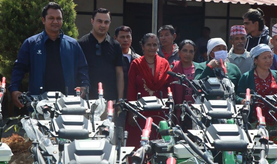 हरिनासमा एक सय दुई हाते ट्याक्टर वितरण