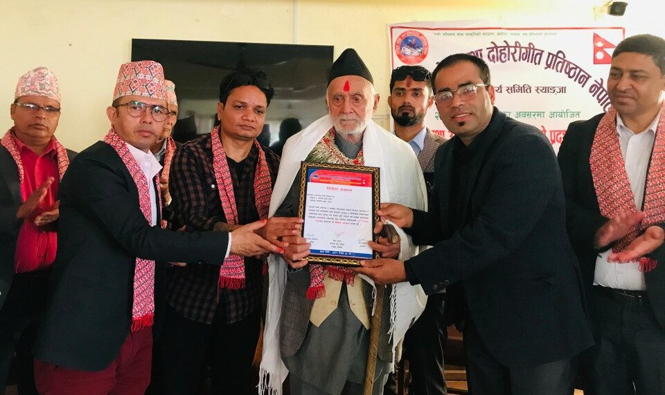 लोक दोहोरी गीत प्रतिष्ठान स्याङ्जाद्वारा साहित्यकारलाई सम्मान