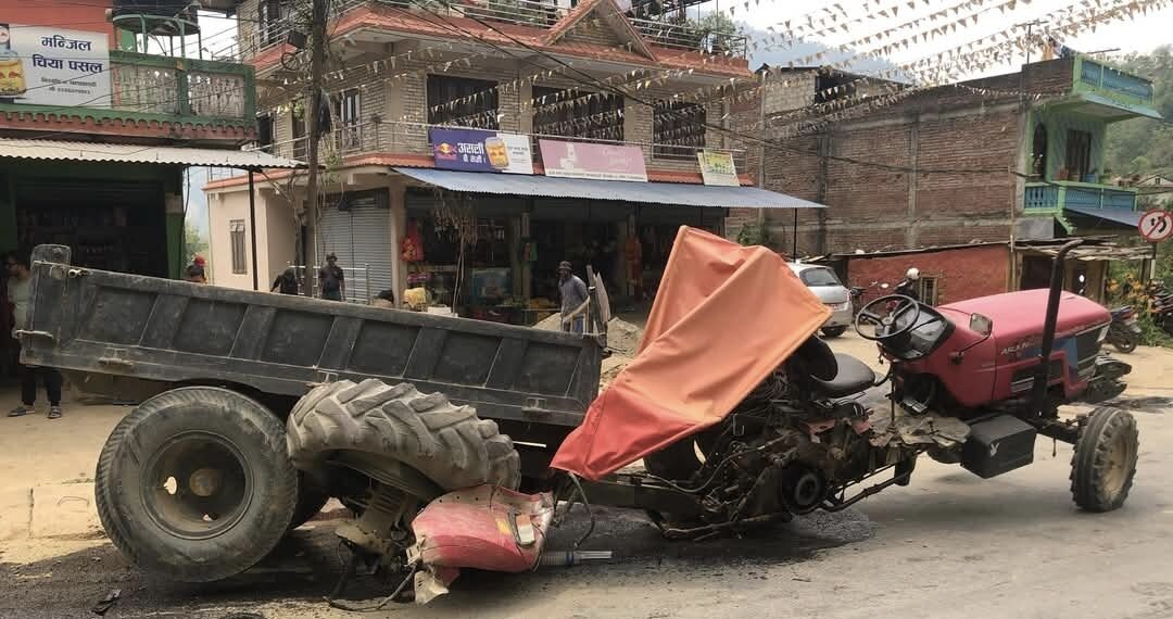 बस र ट्याक्टर एकापसमा ठोक्किँदा एकजना घाइते