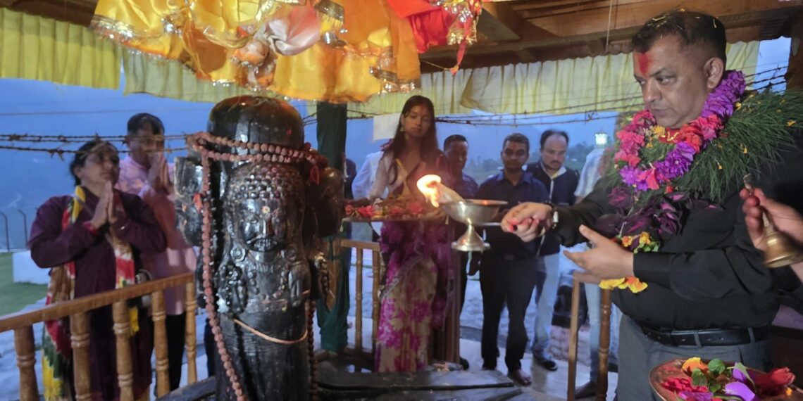 काङ्ग्रेसका महामन्त्री पुगे नेपालकै पहिलो नवग्रह मन्दिरमा