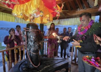 काङ्ग्रेसका महामन्त्री पुगे नेपालकै पहिलो नवग्रह मन्दिरमा