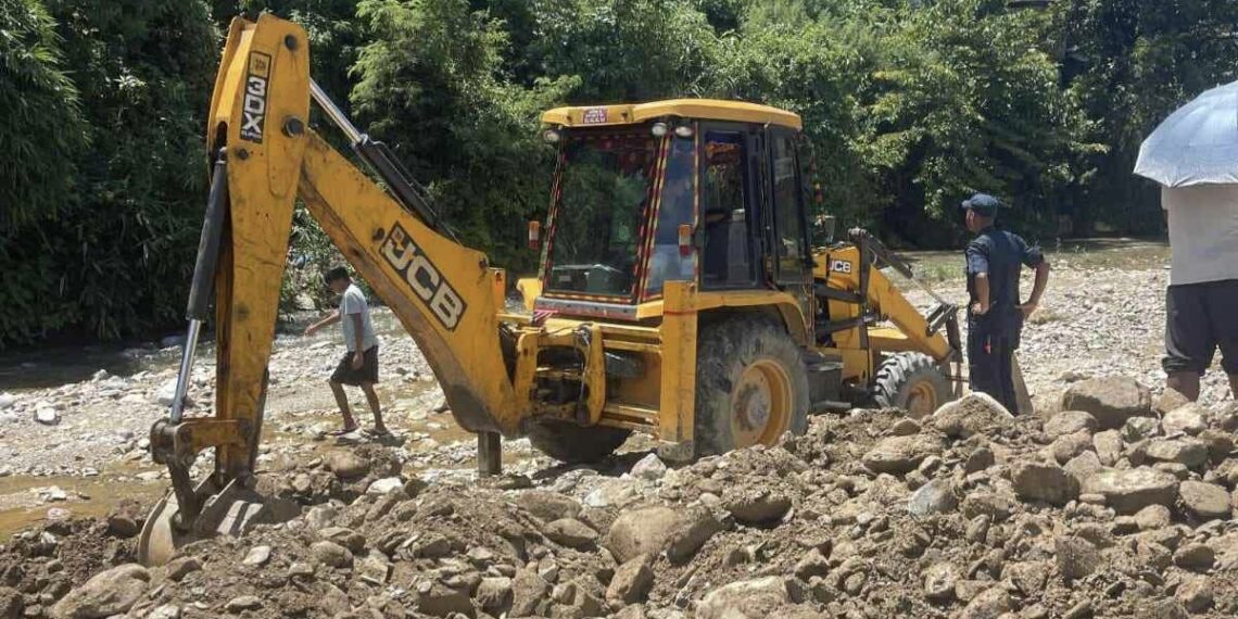 वालिङबाट अवैध उत्खननमा प्रयोग भएको जेसीबी नियन्त्रणमा