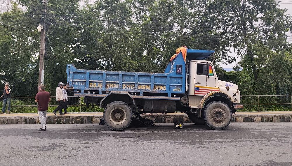 पोखरामा सबेरै टिप्परसँग ठोक्किँदा मोटरसाइकलमा सवार दुई युवक गम्भिर घाइते