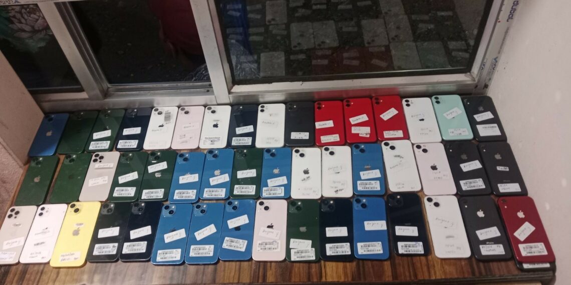 अवैध रूपमा ओसारपसार गरेका ५० थान आइफोन बरामद