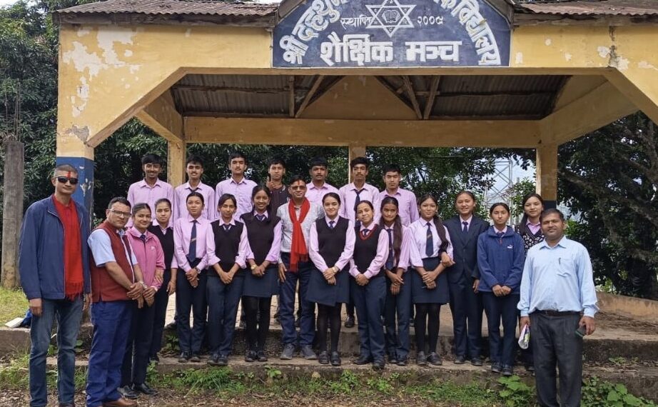 ‘विद्यार्थीसँग साहित्यकार कार्यक्रम’मा ‘सत्यम्’का लेखक लक्ष्मण वियोगी