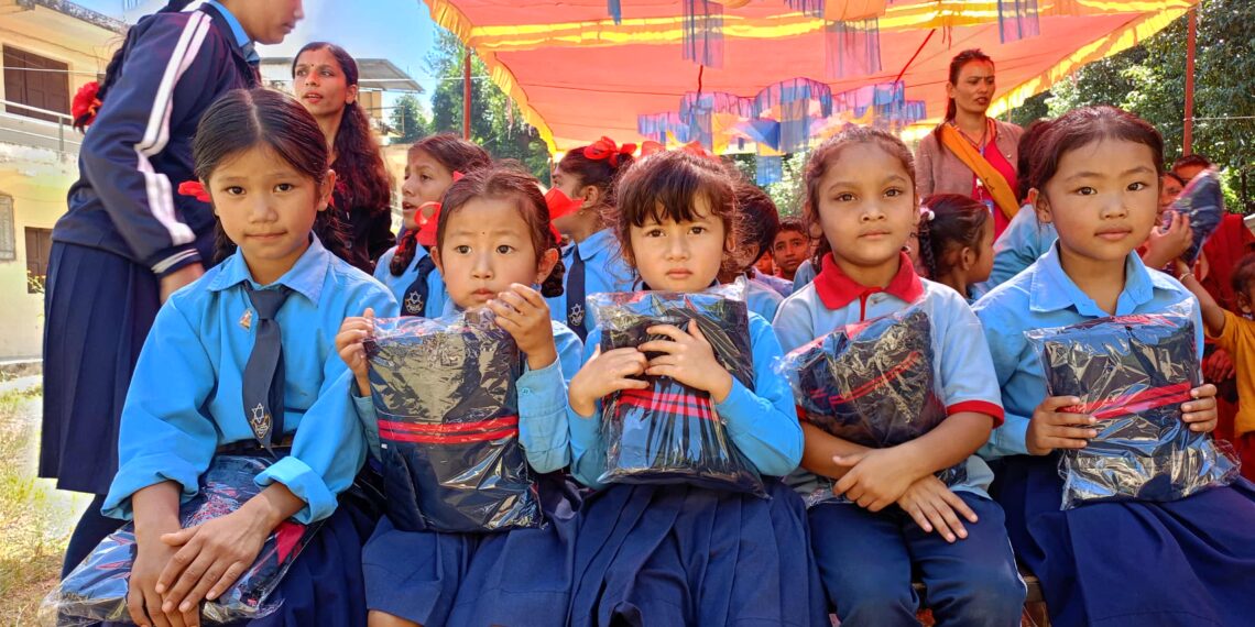 एक सय ३० विद्यार्थीलाई विद्यालय पोशाक (ट्रयाक सुट) वितरण