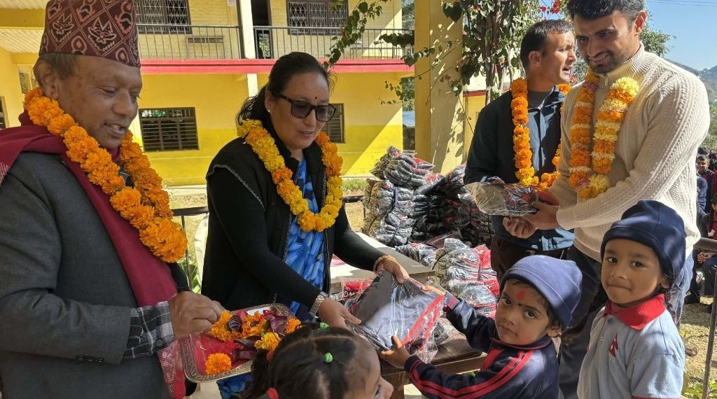 पञ्चकन्या माविमा पूर्व विद्यार्थीद्वारा पोशाक वितरण