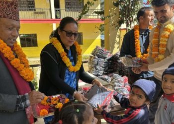 पञ्चकन्या माविमा पूर्व विद्यार्थीद्वारा पोशाक वितरण