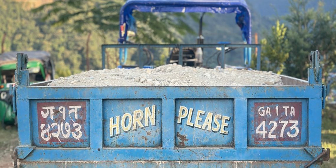 आँधीखोला किनारबाट अवैध गिट्टी–बालुवासहित ट्याक्टर नियन्त्रणमा