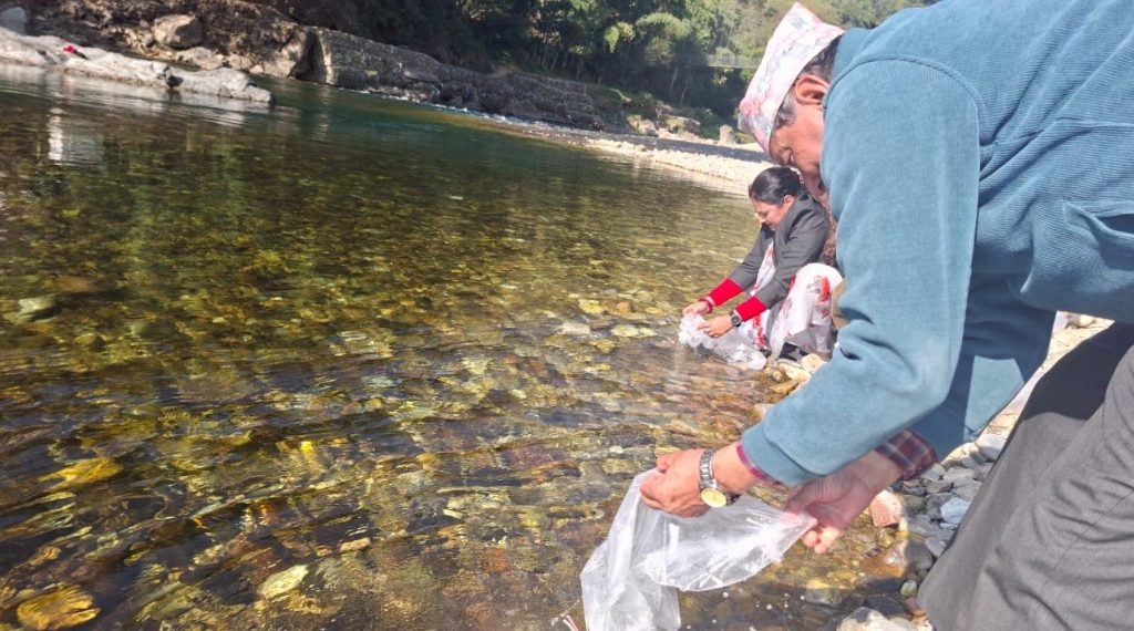 भीरकोटस्थित आँधीखोलामा १५ सय भुरा माछा छाडियो