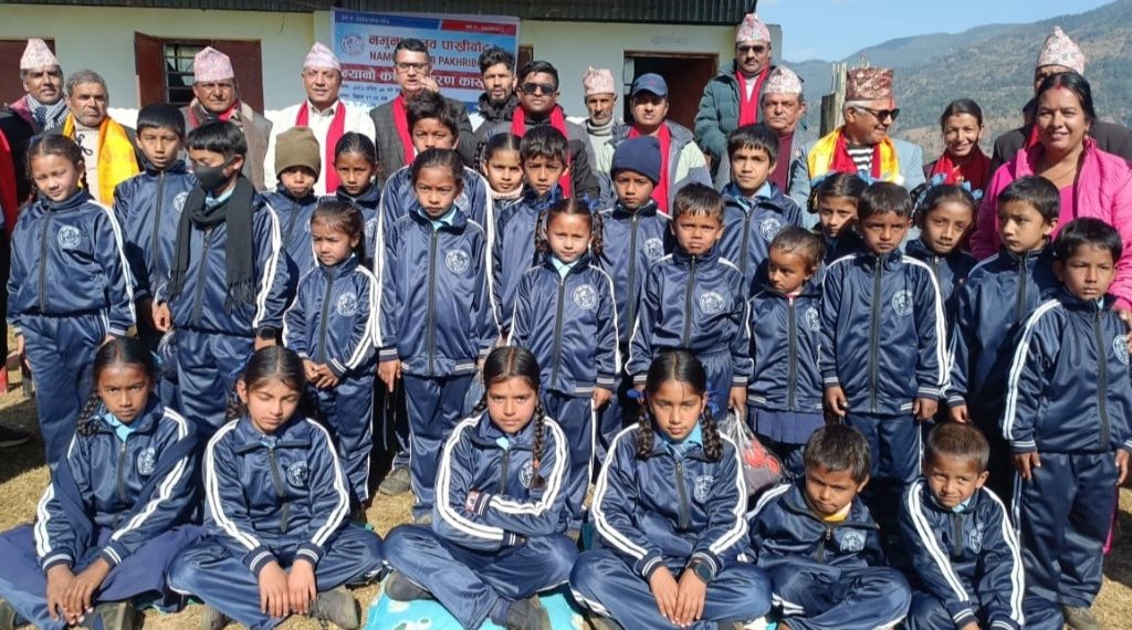 ६ विद्यालयका एक सय १२ विद्यार्थीलाई न्यानो कपडा