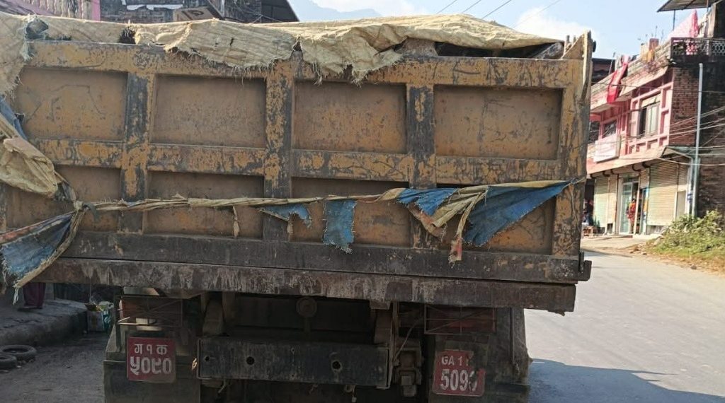 वालिङ सुर्कौदीमा अवैध ढुङ्गा ढुवानी, एक टिप्पर नियन्त्रणमा