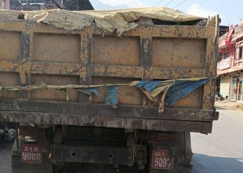 वालिङ सुर्कौदीमा अवैध ढुङ्गा ढुवानी, एक टिप्पर नियन्त्रणमा