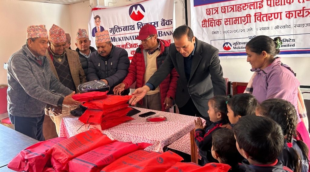 भीरकोटका विद्यार्थीलाई शैक्षिक सामग्री र पोशाक सहयोग