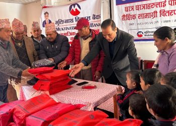 भीरकोटका विद्यार्थीलाई शैक्षिक सामग्री र पोशाक सहयोग