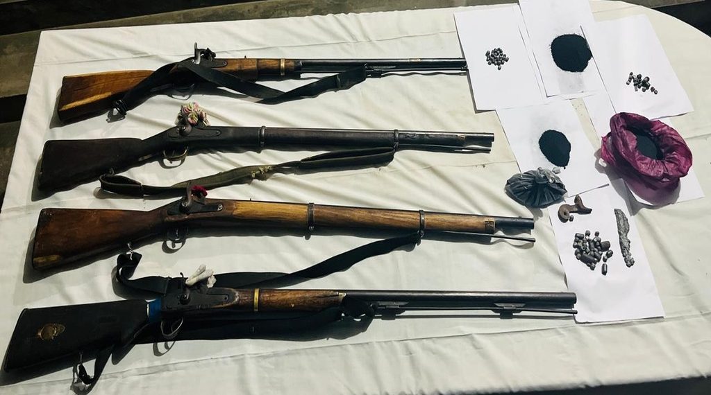 बिरुवामा अवैध चार नाल भरुवा बन्दुकसहित तीन जना पक्राउ