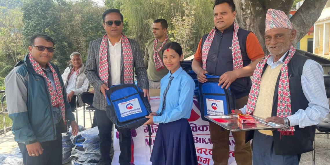 दुई विद्यालयका एक सय विद्यार्थीलाई मुक्तिनाथ विकास बैंकद्वारा शैक्षिक सामाग्री सहयोग