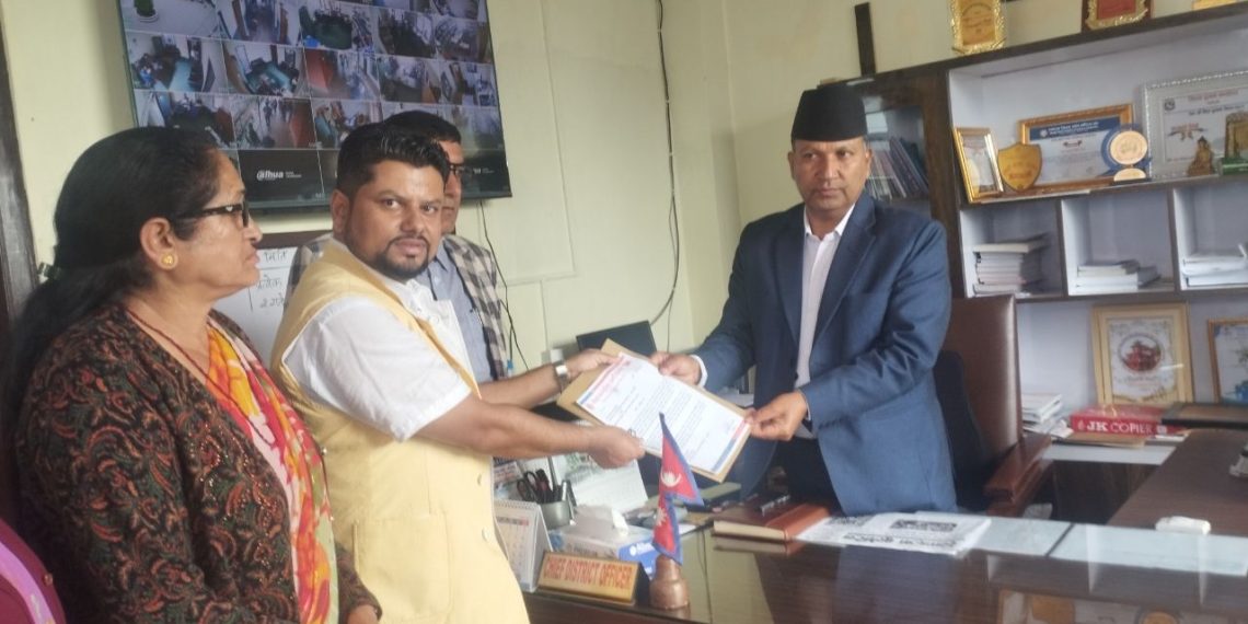 ओली-लेखक रिहाइको माग गर्दै एमाले स्याङ्जाले बुझायो विरोधपत्र