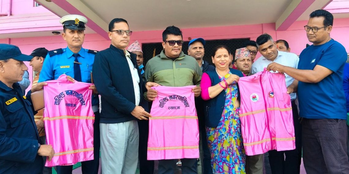 गुलाबी पहिचानमा जोडिए वालिङका अटो चालक