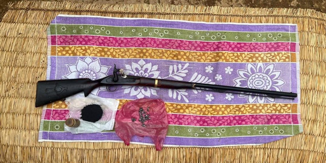 भरुवा बन्दुकसहित एक वृद्ध पक्राउ