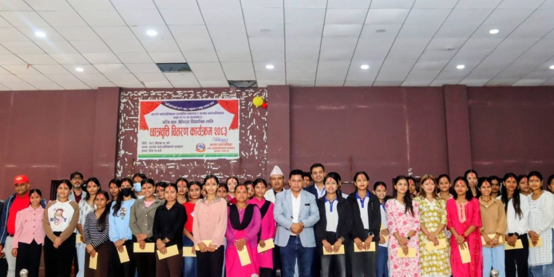 आर्थिक अभावले पढाइ नरोकिने भन्दै गल्याङ नगरपालिकाद्वारा १६७ विद्यार्थीलाई छात्रवृत्ति