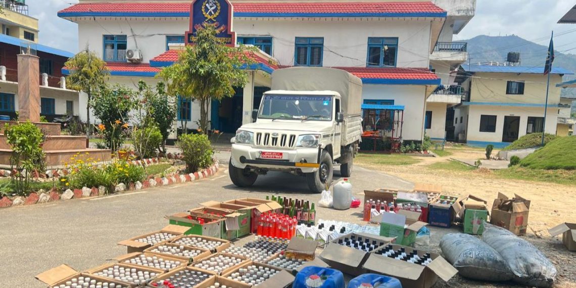 बिलभन्दा बढी सामान बोकेको बोलेरो स्याङ्जामा नियन्त्रणमा, डेढ लाख बराबरको सामग्री बरामद