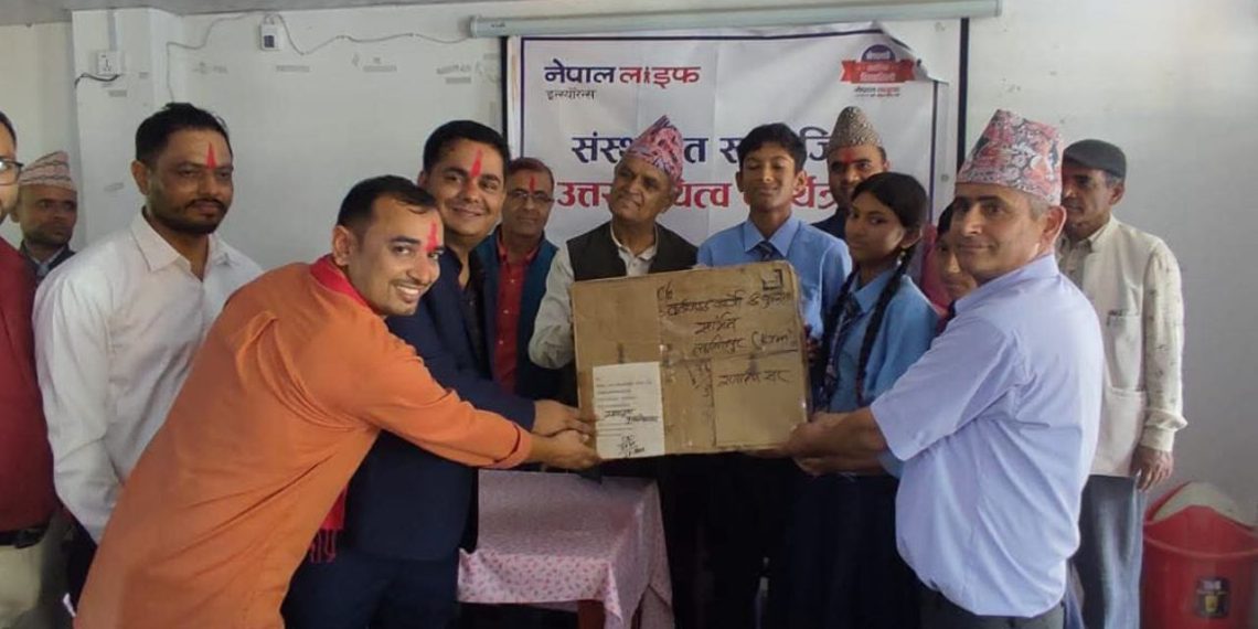 पूर्वविद्यार्थीको पहलमा भीरकोटका दुई विद्यालयमा कम्प्युटर सहयोग